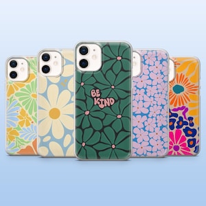 Può includere: Una collezione di cinque custodie per telefoni con disegni floreali. Le custodie presentano vari motivi, tra cui margherite, fiori astratti e un motivo floreale verde con la scritta "BE KIND". Le custodie hanno un bordo trasparente.