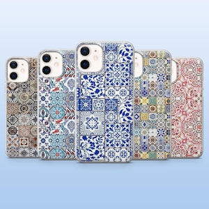 Puede incluir: Cinco fundas para teléfono con diseños coloridos y estampados. Las fundas presentan una variedad de patrones tipo azulejo en tonos azules, rojos, marrones y blancos. Las fundas son de plástico transparente y tienen un acabado brillante.