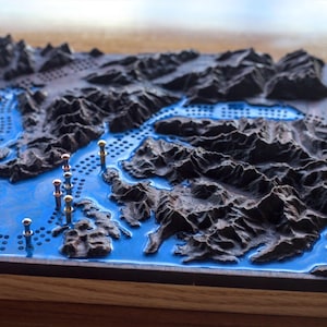 Kundenspezifische dreidimensionale hölzerne Karte Cribbage Boards mit Bergen, Harz-Wasser, Landschaften.
