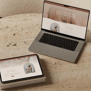 Peut inclure: Un ordinateur portable et une tablette argent&eacute;s affichant un site web avec le mot "asana" et une femme dans une arche. L'ordinateur portable est ouvert et la tablette repose sur une pile de livres. Le fond est une surface textur&eacute;e neutre.