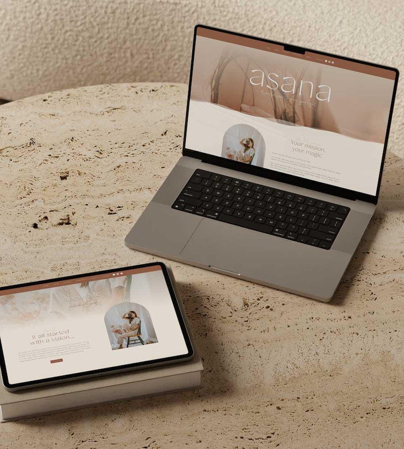 Peut inclure: Un ordinateur portable et une tablette argent&eacute;s affichant un site web avec le mot "asana" et une femme dans une arche. L'ordinateur portable est ouvert et la tablette repose sur une pile de livres. Le fond est une surface textur&eacute;e neutre.