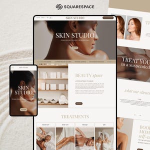 Könnte beinhalten: Ein digitales Mockup einer Website für Skin Studio, dargestellt auf einem Desktop-Monitor und einem Smartphone-Bildschirm. Das Layout zeigt eine neutrale Farbpalette, Fotos von Hautpflegebehandlungen, Produktregale und Textüberschriften.