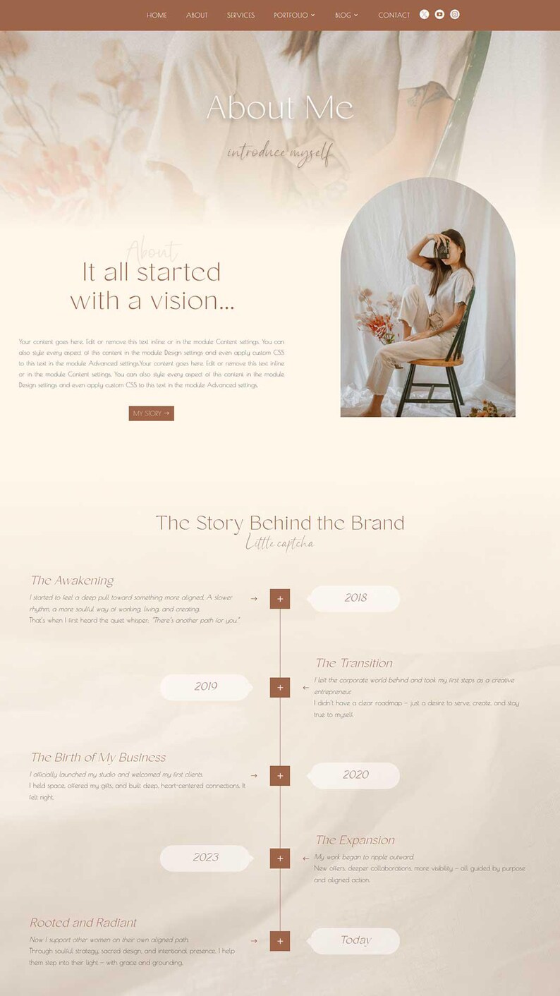 Peut inclure: Conception de site web aux tons neutres. La page pr&eacute;sente le texte &laquo;&nbsp;About Me&nbsp;&raquo; et &laquo;&nbsp;It all started with a vision...&nbsp;&raquo; ainsi qu'une chronologie de l'histoire de la marque. Une personne tient un appareil photo.