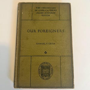 Unsere Außenseiter-Chroniken von Amerika Serie | Yale Universitäts Presse Einwanderung Antikes Geschichtsbuch 1920er JahreSamuel Orth Green Bibliothek Dekor