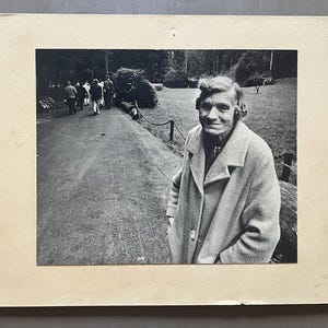 Vintage photo noir blanc scène rurale femme âgée hommes marchant loin mystérieux des années 30-40 photographie éphémère Photo unique photographie ancienne