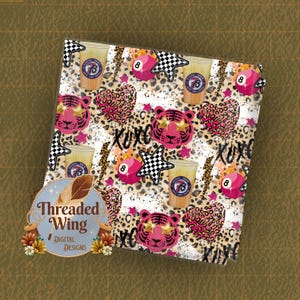 Könnte beinhalten: Ein gemustertes Design mit rosa Tigergesichtern, Leopardenherz-Prints und schwarz-weiß karierten Sternen. Das Design enthält auch Kaffeetassen und die Nummer 8 Kugel. Der Hintergrund ist ein Leopardenmuster mit dem Wort "XOXO".