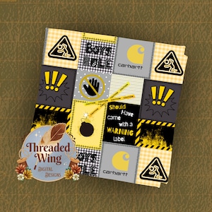 Könnte beinhalten: Ein Patchwork-Design mit gelben, schwarzen und grauen Quadraten. Das Design enthält den Text "BOYS RULE", "carhartt" und "Should Have came with a WARNING label". Weitere Quadrate zeigen Vorsichtssymbole und eine Bombe.