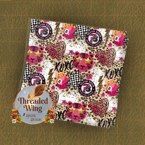 Könnte beinhalten: Ein Muster mit rosa Tigergesichtern, Leopardenherz-Prints und Sternen mit der Zahl 8. Das Design enthält auch den Text "SEVEN BREW DRIVE THRU COFFEE" und das Wort "XOXO".