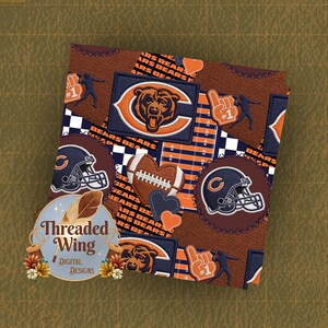 Peut inclure: Un motif de tissu avec des images de football des Chicago Bears, incluant des logos d'équipe, des casques bleu marine, des ballons de football marron, des doigts en mousse orange et le texte BEARS. Le design intègre un fond à carreaux et des cœurs.
