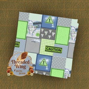 Puede incluir: Un diseño de tela de patchwork con un tema de tornado. El diseño incluye cuadrados con tornados, señales de advertencia y el texto "WARNING Tiny TorNaDo" y "CAUTION". La paleta de colores incluye verde, azul, gris y blanco.