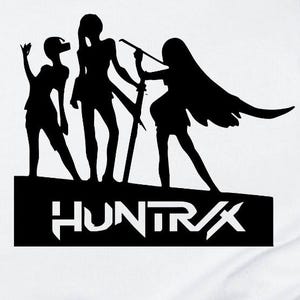 Może przedstawiać: Czarny grafika sylwetkowa przedstawiająca trzy postacie stojące na prostokątnej podstawie, z białym napisem "HUNTRX" poniżej. Postacie są w dynamicznych pozach, sugerujących akcję. Obraz jest na białym tle.