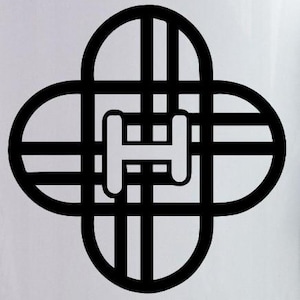 Può includere: Un design grafico in bianco e nero. L'immagine mostra un motivo simmetrico di linee e forme nere, con una 'H' bianca al centro. Il design ha l'aspetto di una croce, con linee curve e rette che si intersecano.
