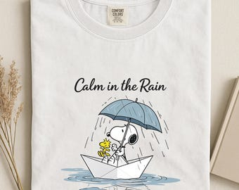 Comfortkleuren Calm in the Rain-shirt, Boat in Rain-T-shirt, schattige hond in Boat-T-shirt, handgemaakte Dog and Boat in Rain-T-shirt, Rain and a Umbrella-T-shirt