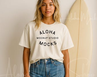 Maqueta Ivory Comfort Colors 1717: Escena de camiseta de estilo de vida con IA para marcas de estilo bohemio, surf y verano.
