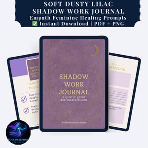 Puede incluir: Un diario digital con una cubierta lila suave y polvorienta, con el texto "Shadow Work Journal" y "A Gentle Guide for Empath Women". El diseño incluye detalles florales y de media luna. La imagen también muestra otras páginas con indicaciones.