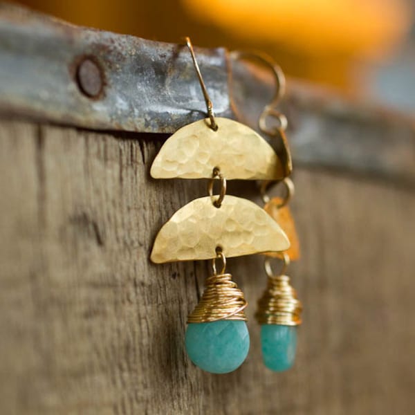 Pendientes verde mar, joyería martillada, pendiente de media luna, joyería geométrica, regalo para ella