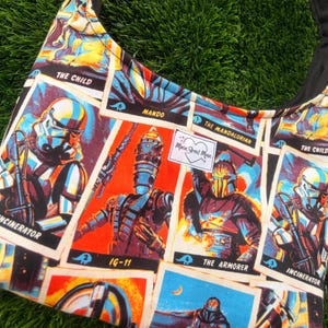 Pu&ograve; includere: Una tazza di ceramica bianca con manico nero e la scritta "But First, Coffee" in nero, con un carattere a mano. La tazza &egrave; su una superficie bianca.