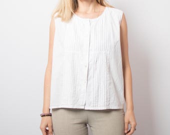 Vintage blouse met plooien, wit katoen, gestructureerde plooien en geborduurd kant met gaatjes van Cosmos of Spirit, een cadeau in Edwardiaanse stijl.