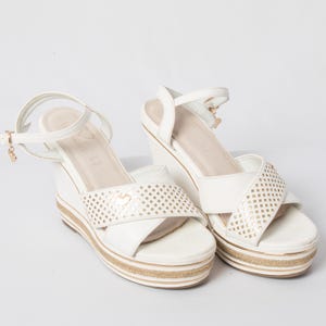 Y2K RARE TUA by BRACCIALINI White Leather Wedge Sandals Size 38 Bohemian Chic