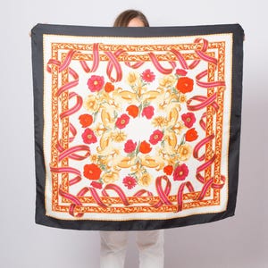Grand foulard carré en soie vintage, imprimé floral baroque avec roses, coquelicots, rubans ornés, cadeau pour femme, petite amie