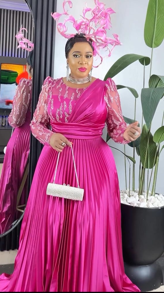 Vestido de mãe da noiva com miçangas fúcsia, pregas longas