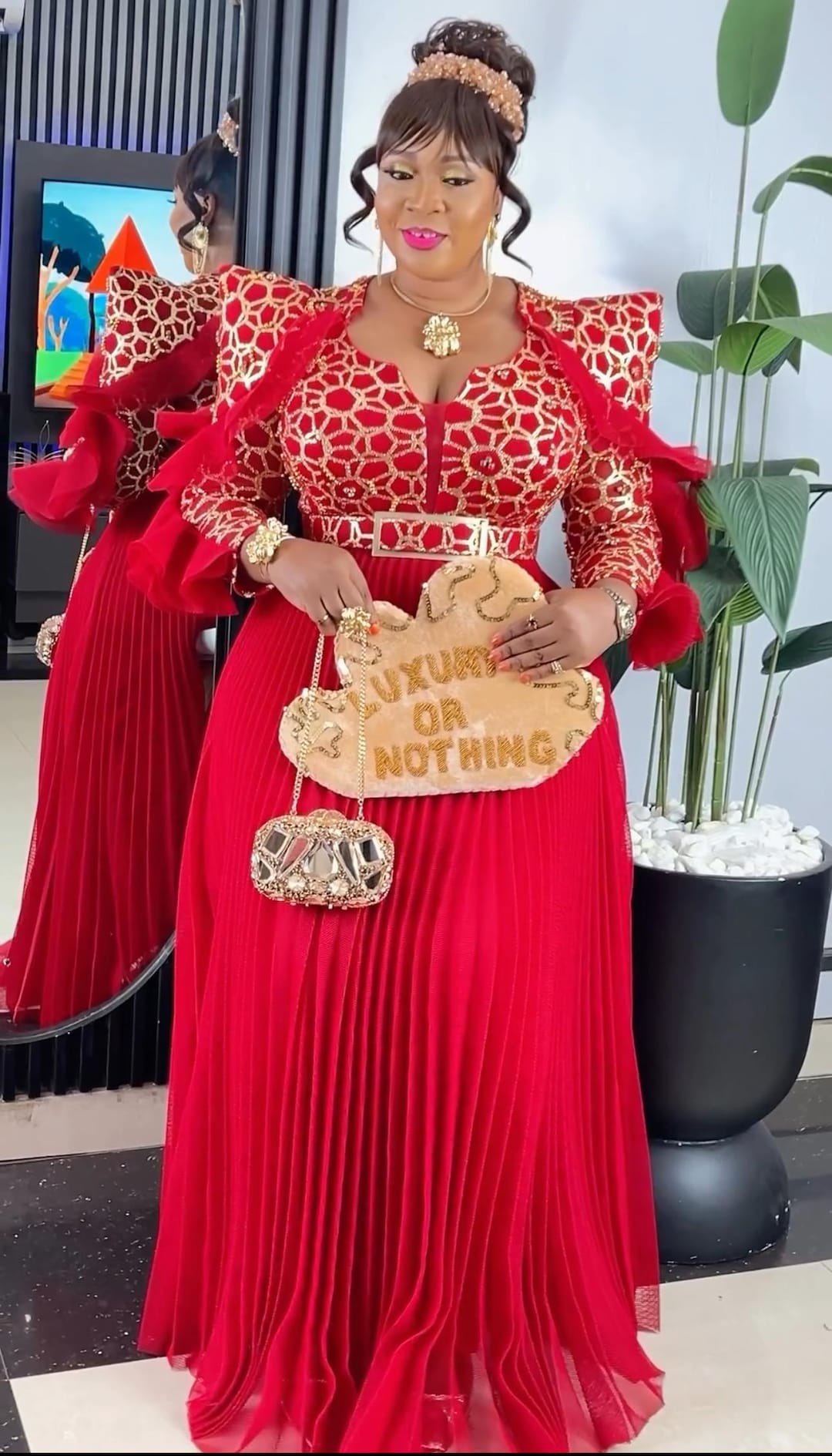 Vestido de festa de casamento com babados e contas vermelhas