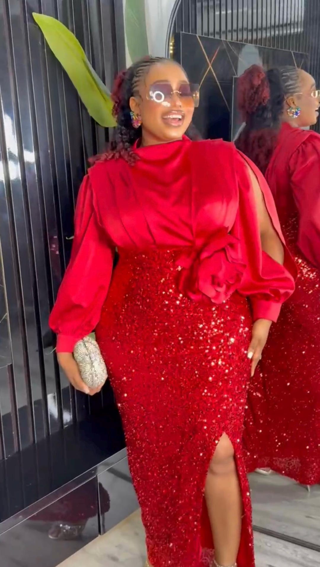 Vestido de invitada de boda con lentejuelas rojas brillantes y