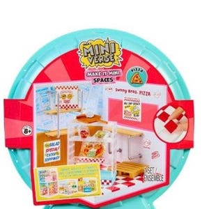 Pode incluir: Um conjunto de jogos Mini Verse com tema de pizza em um recipiente circular turquesa e vermelho. O conjunto inclui acessórios de fabricação de pizza em miniatura, um gráfico de fatia de pizza e o texto "Make it Mini Spaces".