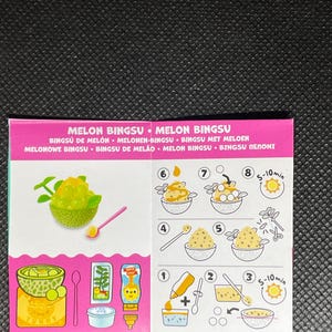 Op de afbeelding: Een Melon Bingsu handleiding met een roze koptekst met de tekst Melon Bingsu. De gids toont illustraties van een groene meloenkom, een roze lepel en genummerde diagrammen van 1 tot 8 die het bereidingsproces stapsgewijs weergeven.