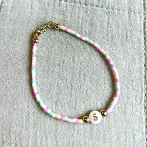 Pulsera con letra inicial: cuentas de concha de agua dulce y cuentas de vidrio color pastel. Envío rápido y gratuito. Un regalo encantador para damas de honor/niñas.