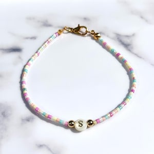 Personalised name bracelet - Freshwater shell letter bead & glass pastel beads. Free and fast shipping. Lovely gift for kids or bridesmaid