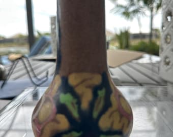 Jarrón pequeño alemán vintage pintado a mano con motivos florales de cerámica. Decoración de mediados de siglo.