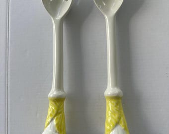 Juego de cubiertos de cerámica vintage para ensalada, pequeños, blancos y amarillos, con diseño escultórico de cuchara y tenedor, con motivos de verduras.