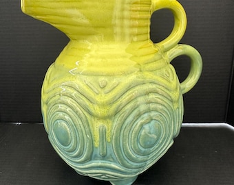 Jarra de cerámica escultural estilo boho con esmalte verde de Anthropologie