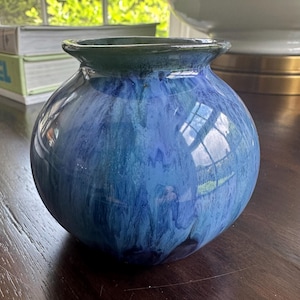 Vintage Blaue Tropfglasur Studio Keramik Vase | Kleines ausgestelltes Rand Steinzeug Gefäß