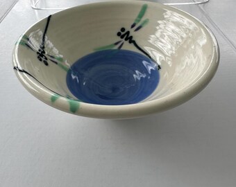 Bol de cerámica con forma de libélula pintado a mano, plato decorativo de cerámica de estudio.