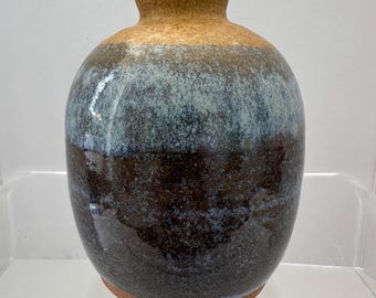 Jarrón pequeño de cerámica vintage firmado, con tapa de corcho, en tonos tierra.