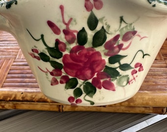 Cuenco de cerámica del este de Texas pintado a mano con motivos florales. Objeto decorativo.