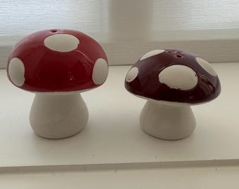 Juego de salero y pimentero con forma de seta, decoración de cocina con setas rojas, estilo cottagecore, decoración de mesa original.