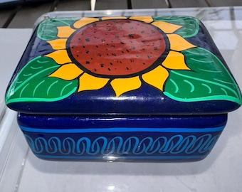 Caja de baratijas de Talavera pintada a mano con diseño de girasol, joyero de cerámica mexicana de arte popular.