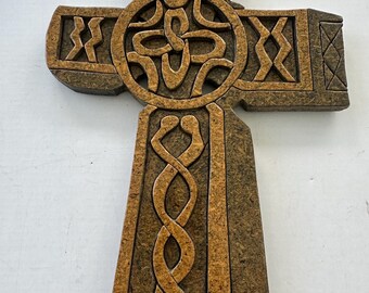 Cruz de pared celta irlandesa de Puckane, hecha a mano en Irlanda y firmada por Patrick Kelly.
