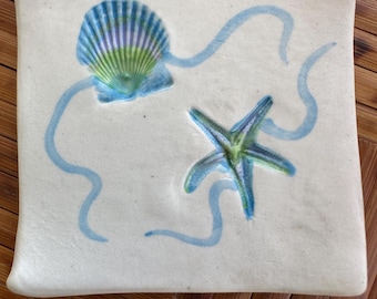 Plato pequeño de cerámica vintage firmado de Sahonnet Pottery con diseño de estrella de mar y conchas marinas. Decoración playera.