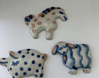 Juego de 3 adornos de pared de cerámica M.A. Hadley con diseño de animales: cerdo, oveja y caballo. Vajilla vintage.