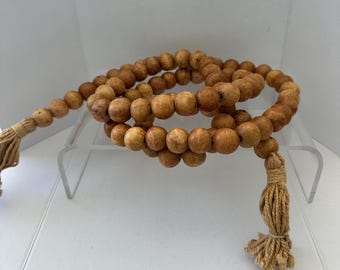 Guirnalda de cuentas de madera de 2,13 m (7 pies) con cuentas de madera natural y borlas de yute, estilo bohemio costero.