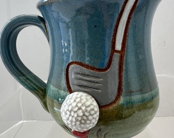 Taza de golf de cerámica MudWorks: diseño 3D esculpido a mano, jarra con esmalte azul verdoso.