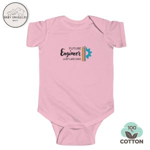 Puede incluir: Mono rosa para bebé con el texto "Future Engineer Just Like Dad" y un gráfico de una regla y un engranaje.