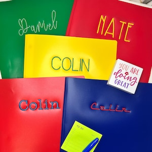 カスタム刺繍フォルダー、学校用フォルダー、新学期用品、パーソナライズフォルダー、カスタム学校用品、ポケット付き3本爪フォルダー