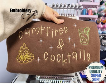 Besticktes Camping Sweatshirt/Hoodie, Lagerfeuer und Cocktails, süßes Camping Sweatshirt, Lagerfeuer Shirt, Campingleben, Cocktail Liebhaber