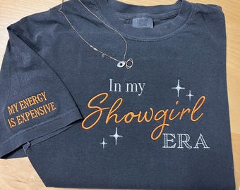Camiseta con bordado "In My Showgirl Era" en colores cómodos, con bordado en mangas y espalda, camiseta Showgirl Life, Life Of Showgirl, camiseta TS12