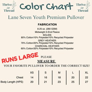 Pu&ograve; includere: Una tabella colori per i pullover Lane Seven Youth Premium. La tabella include dettagli di fabbricazione, come il peso e la composizione del tessuto, e una tabella delle taglie con misure di petto e lunghezza del corpo in cm per le taglie XS-XL. Il testo "RUNS LARGE" &egrave; visibile.